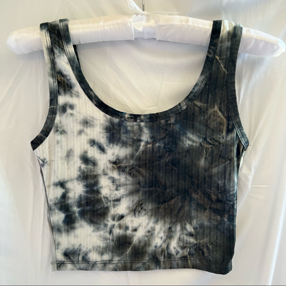 Black and white, tie dye, ribbed cropped tank top!